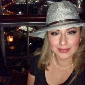 Meet your Posher, Emilia